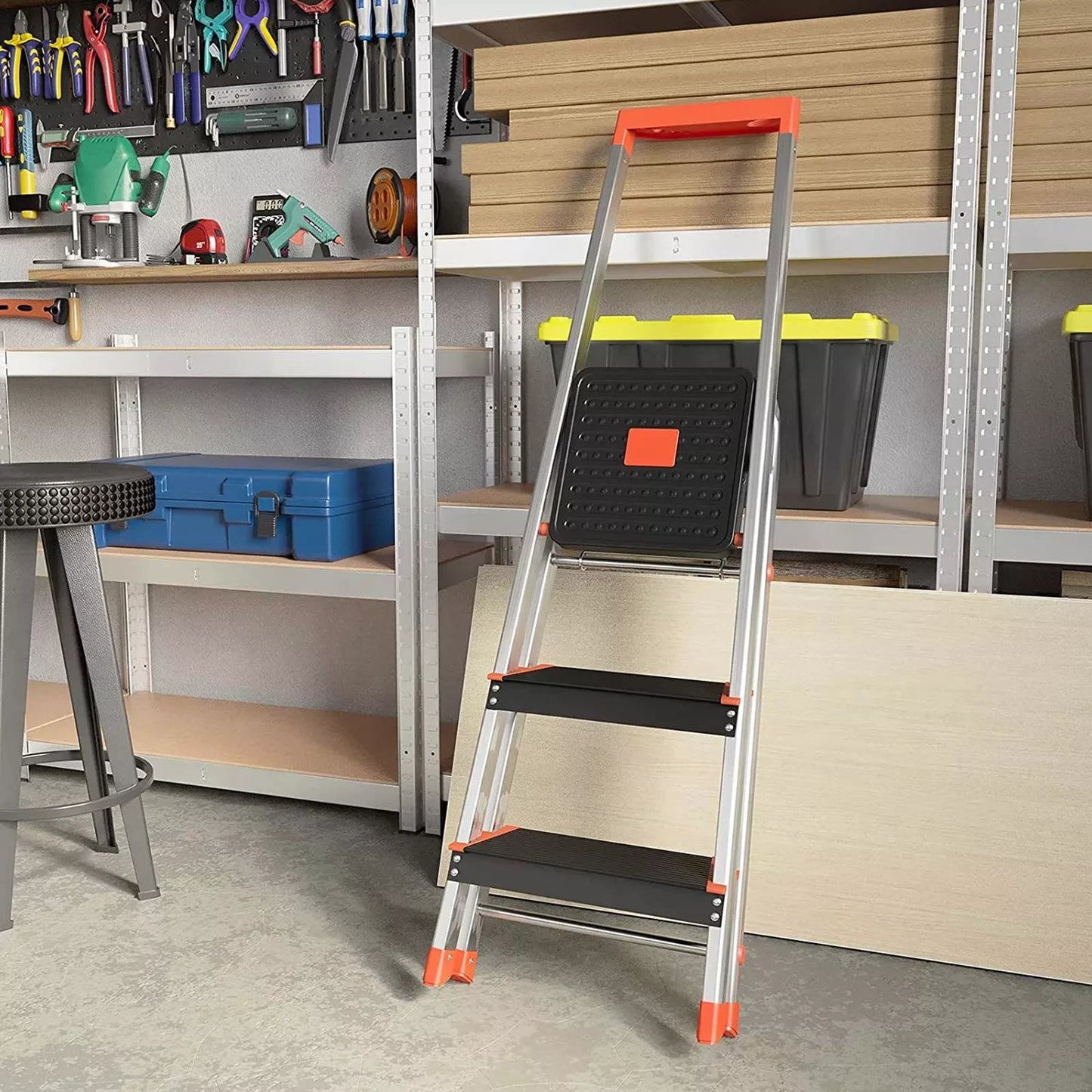 In And OutdoorMatch Ladder Arnold - Met 3 treden - Aluminium ladder - 12 cm brede treden - Met ribbels - Antislipvoetjes - Met leuning - Gereedschapsbak - Max. draagvermogen 150 kg - Getest door TV Rheinland - Zilver Ladder