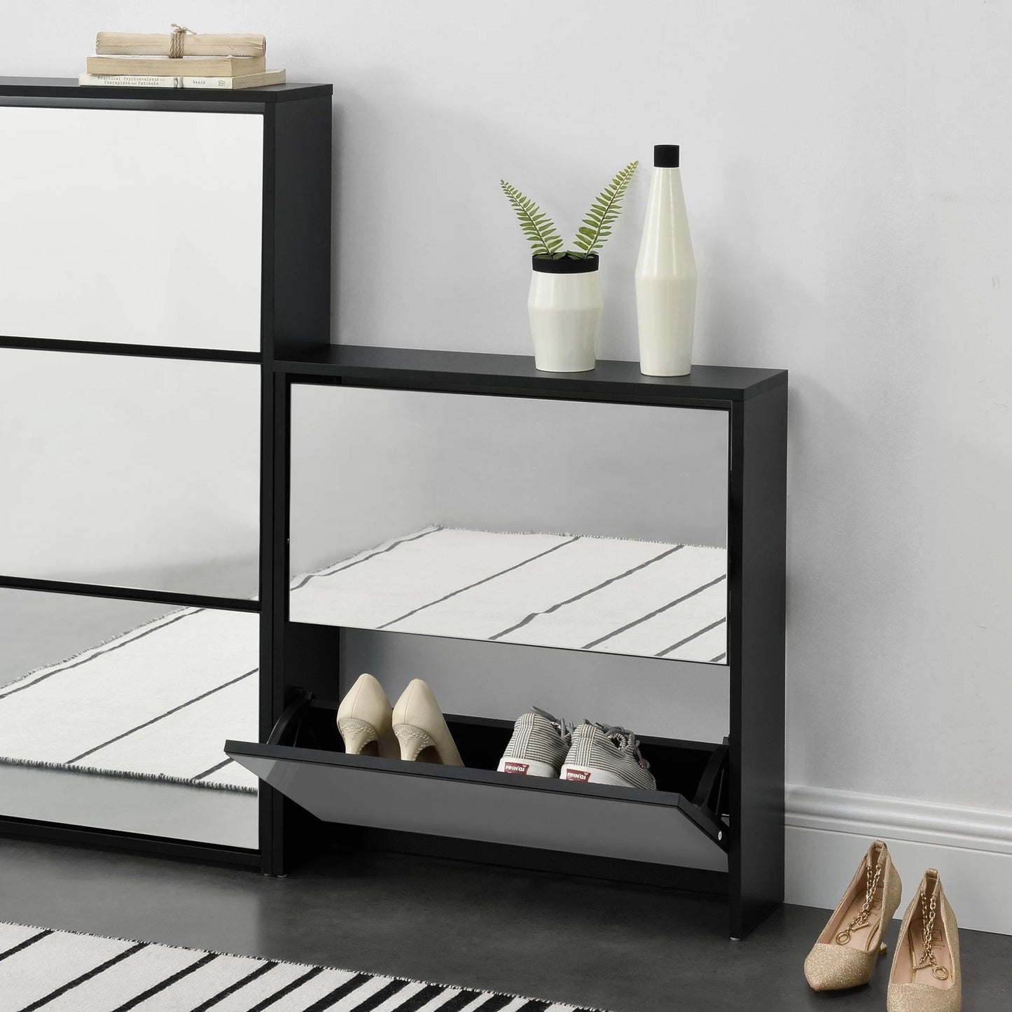 In And OutdoorMatch Schoenenkast Deion - Met Spiegels - Met 2 Vouwdeuren - 67x63x17 cm - Zwart - Spaanplaat shoe rack